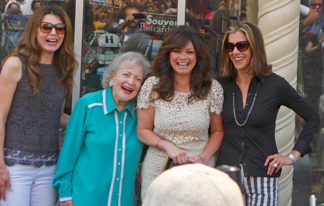 Die 90-Jährige überstrahlt alle: «Hot in Cleveland»-Darstellerinnen Jane Leeves, Betty White, Valerie Bertinelli & Wendie Malick (v.l.)